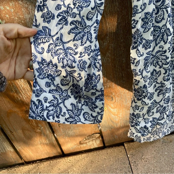 CHRISTIAN SIRIANO Women’s white Blue light weight flowered Blouse Size Medium - Picture 5 of 11